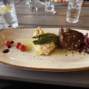 Oakley's Wine Bar & Bistro - Filet with asparagus and mashed potatoes - Wine Bars Near Me - Elberta, Alabama