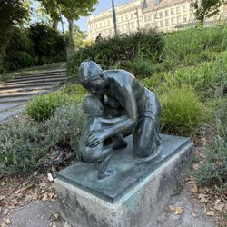 Resselpark - Kniende Mutter mit Kind (Kneeling Mother with Child),