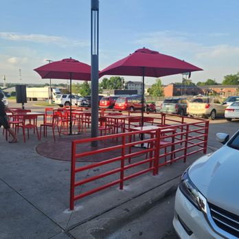 Dave's Hot Chicken - Patio, store front adjacent towards parking lot - Chicken Shop Near Me - Rochester, Minnesota