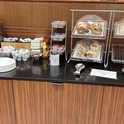 Fairfield by Marriott Inn & Suites Huntington - Breakfast buffet (tip jar?)