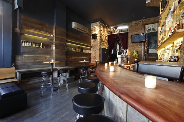 Mo's Bar & Lounge by null