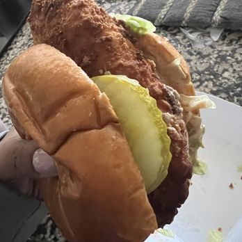 Jefferson Fry Co - Classic Chicken Sandwich - Regular - Fast Food Near Me - Cromwell, Connecticut