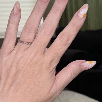 Sala Nails & Spa - Daisy design on a pink nude acrylic powder nails on long almond shape - Waxing Near Me - Aurora, Colorado