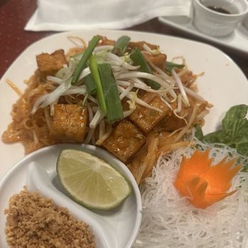 BANGKOK Thai & Sushi Restaurant - Pad Thai -- perfect! - Sushi Bars Near Me - Algonquin, Illinois