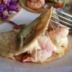 Taquesudo: camarones salteados, queso y chipotle en una fenomenal doblada picosita.