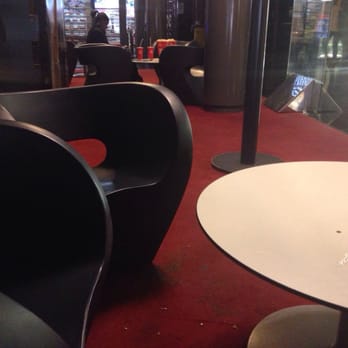 Yelmo Cines - Asientos antes de entrar al cine - Cinema Near Me - Valencia, V