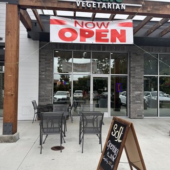 V Cafe - Outdoor front patio - Coffee & Tea Near Me - Long Beach, California