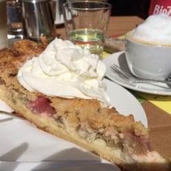 Cafe im Hof - Teekontor - Rhabarberkuchen mit Sahne und Cappuccino