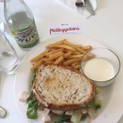 Mellbygatans ost & delikatesser - Club sandwich med pommes och Caesardressing