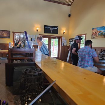 Longhorn Cellars - Bar - Wine Tasting Room Near Me - Fredericksburg, Texas