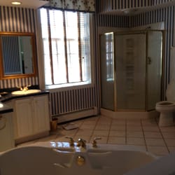Ascot House Bed & Breakfast - Beautiful bathroom in the Surrey room