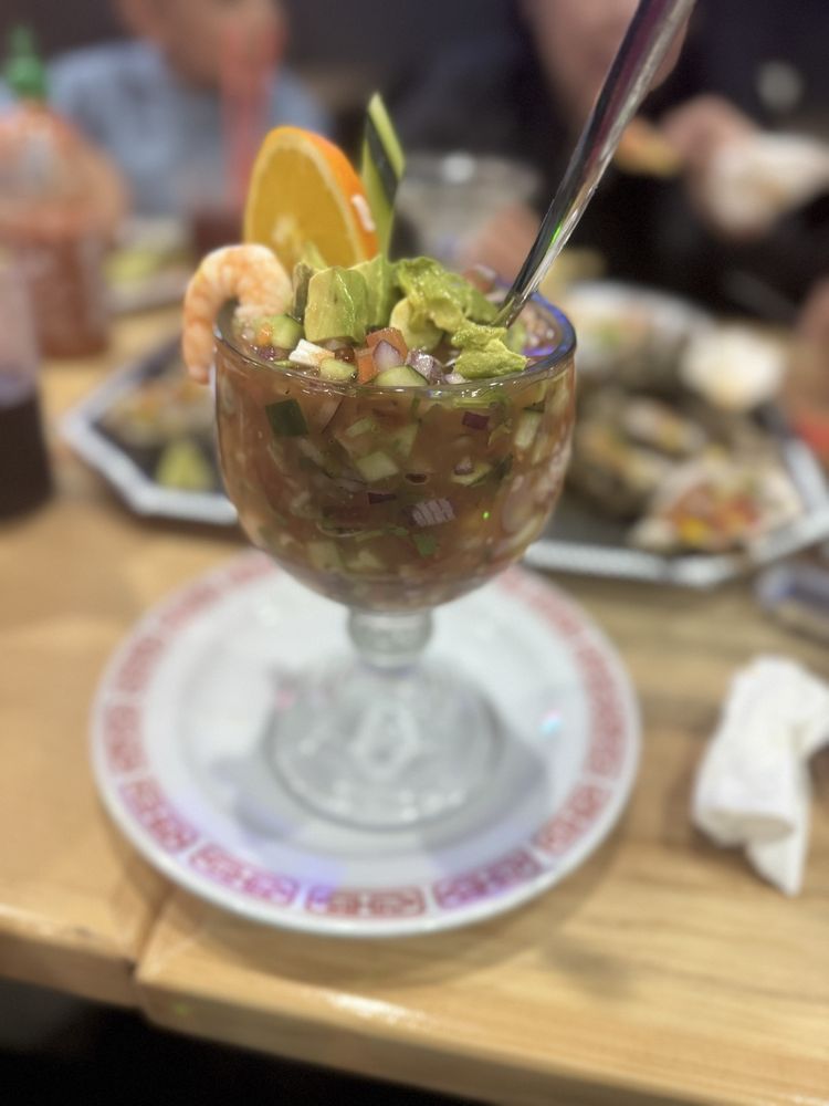 Los Plebes Mariscos Y Sushi
