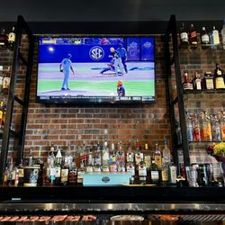 Minsky's Pizza Cafe & Bar - Good solid bar! Six TV's for the KC sports     scene. Plus good people.