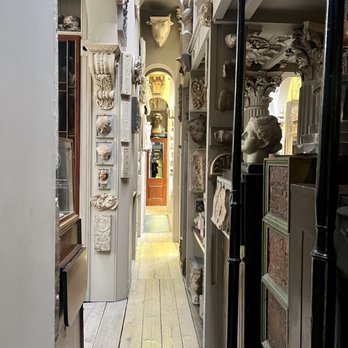 Sir John Soane's Museum - Small hallways in the museum - Museums Near Me - London, XGL Sir John Soane's Museum - Small hallways in the museum - Museums Near Me - London, XGL