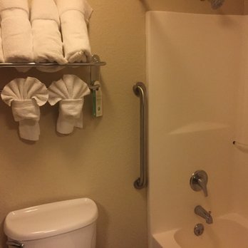 Comfort Inn & Suites - Loved the scalloped towels and the toilet paper folded in points. Nice touch! - Hotels Near Me - Pittsburg, Kansas Comfort Inn & Suites - Loved the scalloped towels and the toilet paper folded in points. Nice touch! - Hotels Near Me - Pittsburg, Kansas