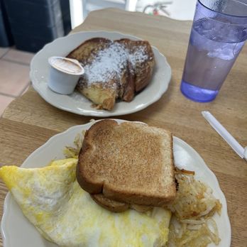 Mom's Kitchen - Omelette and French toast the French toast is awesome - Diners Near Me - Goodland, Kansas Mom's Kitchen - Omelette and French toast the French toast is awesome - Diners Near Me - Goodland, Kansas