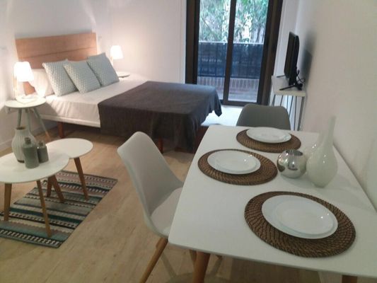 L & H Latina by null