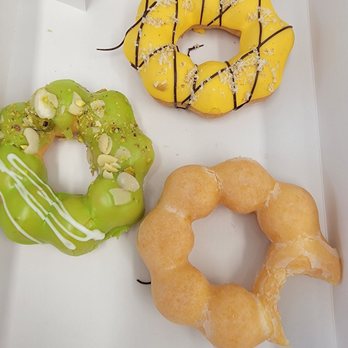 2d Restaurant - Banana nut, pistachio, and glazed donuts - Donuts Near Me - Chicago, Illinois 2d Restaurant - Banana nut, pistachio, and glazed donuts - Donuts Near Me - Chicago, Illinois