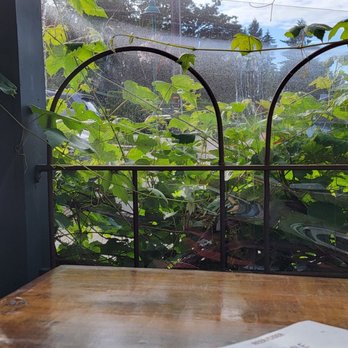 Brimstone PNW Smokehouse - Outdoor seating - Smokehouse Near Me - Gig Harbor, Washington