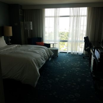 Renaissance Arlington Capital View Hotel - Room 925 - Hotels Near Me - Arlington, Virginia