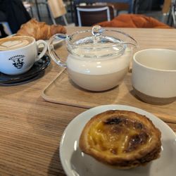 Machhörndl Kaffee - Chai latte, flat white, pastel de nata, croissant