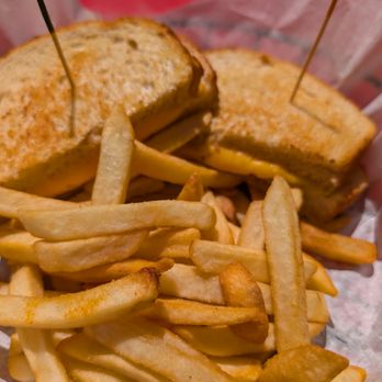 Airport In The Sky Restaurant - Grilled Cheese - Breakfast & Brunch Near Me - Avalon, California
