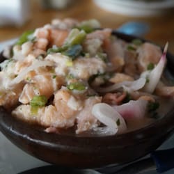 Ostras Calbuco - Ceviche mediano ($4500). De salmón.