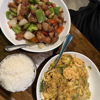 Corner 17 - Black pepper chicken and Singapore rice noodles - Chinese Near Me - Saint Louis, Missouri Corner 17 - Black pepper chicken and Singapore rice noodles - Chinese Near Me - Saint Louis, Missouri