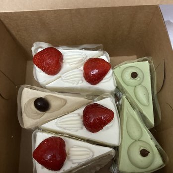 Arai Pastry - 4 strawberry cake slices, two green tea slices and one coffee slice - Bakeries Near Me - Tempe, Arizona