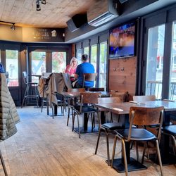 Saint-Sau - There are regular height and pub height tables and I prefer the regular height ones for a more comfortable meal