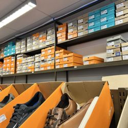 Clarks Bostonian Outlet - Inside