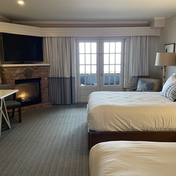 Church Landing at Mill Falls - Room with fireplace & 2 queen beds - Hotels Near Me - Meredith, New Hampshire Church Landing at Mill Falls - Room with fireplace & 2 queen beds - Hotels Near Me - Meredith, New Hampshire