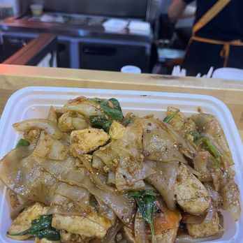 Bangkok BAR - Pad Ki Mao Drunken Noodle with tofu - Thai Near Me - Brooklyn, New York