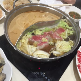 稻香超級漁港 - Satay soup base on the left and veggie broth on the right - Seafood Near Me - Hong Kong, HK