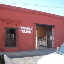 Estacionamiento Rayón - Fachada y entrada al estacionamiento.