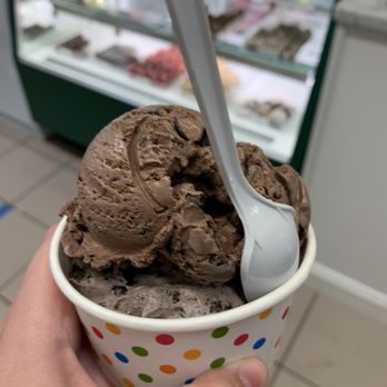 Ice Cream Social - Double chocolate chip ice cream Cookies and cream ice cream - Ice Cream & Frozen Yogurt Near Me - Commack, New York