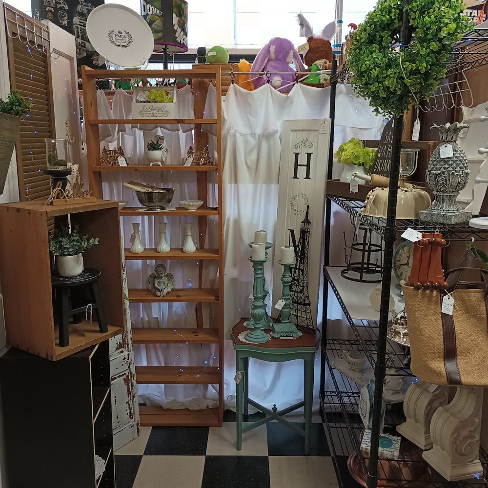 Finders Keepers Unique Boutique - Booth 8 - New Vendor ReClaimed by MacLean Home and Garden - Thrift Stores Near Me - Salem, Oregon Finders Keepers Unique Boutique - Booth 8 - New Vendor ReClaimed by MacLean Home and Garden - Thrift Stores Near Me - Salem, Oregon