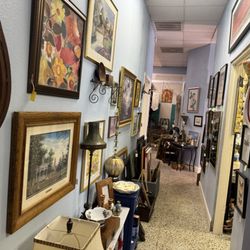 Guava City Vintage - Art work and lamps