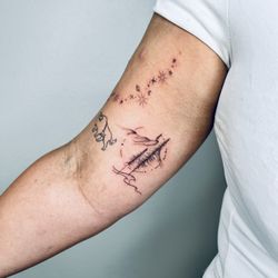 Adouré Ink - Fine line tattoo by Julie