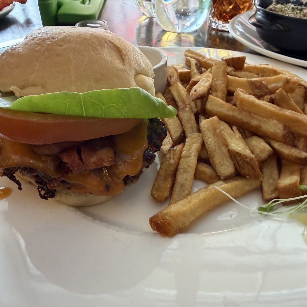 Flour Mill Scratch Kitchen Restaurant - Wagyu burger - Canadian (New) Near Me - Niagara Falls, Ontario