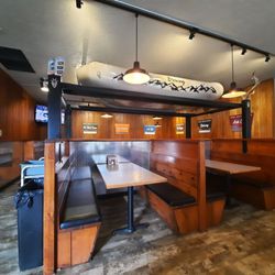 Barrel Mountain Pizza & Pints - Booth seating