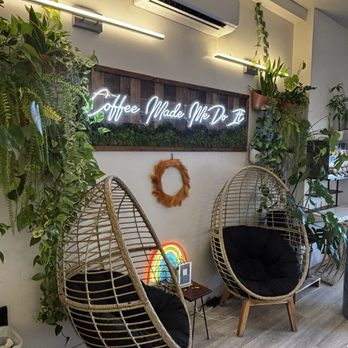 Anchor and Tree Coffee Roasting - Extra seating near the door - Coffee Roasteries Near Me - Sacramento, California