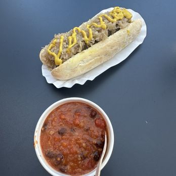Leckerschmecker - Bratwurst bun & side of vegan chili - German Near Me - Tampa, Florida Leckerschmecker - Bratwurst bun & side of vegan chili - German Near Me - Tampa, Florida