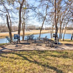 Countryview RV Park - Pond seating area