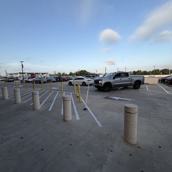 H-E-B - Parking lot - Grocery Near Me - Houston, Texas