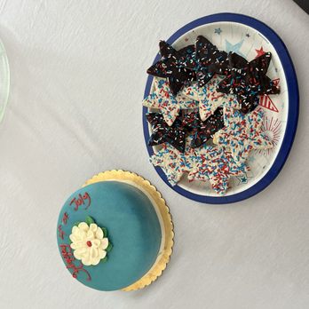 Mamolo's Fine Pastries - Princess cake and star cookies! Excellent! - Bakeries Near Me - Irvine, California