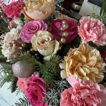 Hilton's Flowers - Beautiful roses - Florists Near Me - Highland, California Hilton's Flowers - Beautiful roses - Florists Near Me - Highland, California