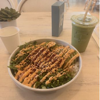 Pura Vida Miami - Spicy tuna bowl w/ matcha latte - Breakfast & Brunch Near Me - Boca Raton, Florida