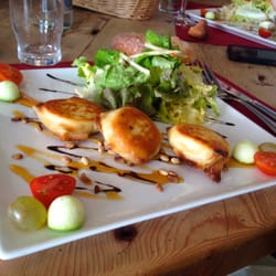 La Brasserie de la Plage - Salade de chèvre chaud croustillants, to die for!