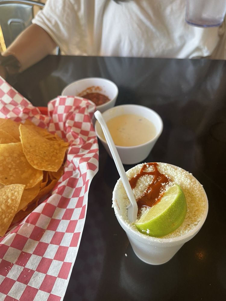 Mata's Lunchbox Taqueria Logo